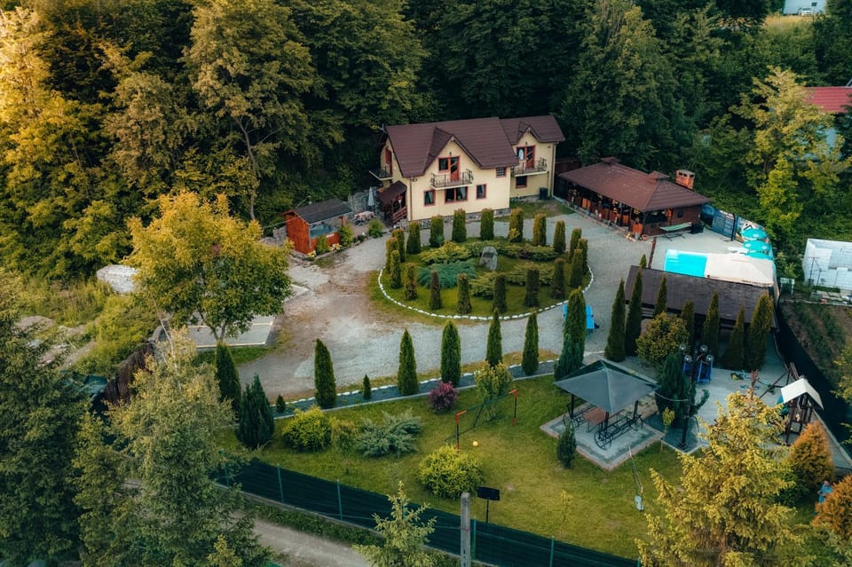 Property building, Day, Natural landscape, Bird's eye view, Garden, Garden view, Pool view, Swimming pool