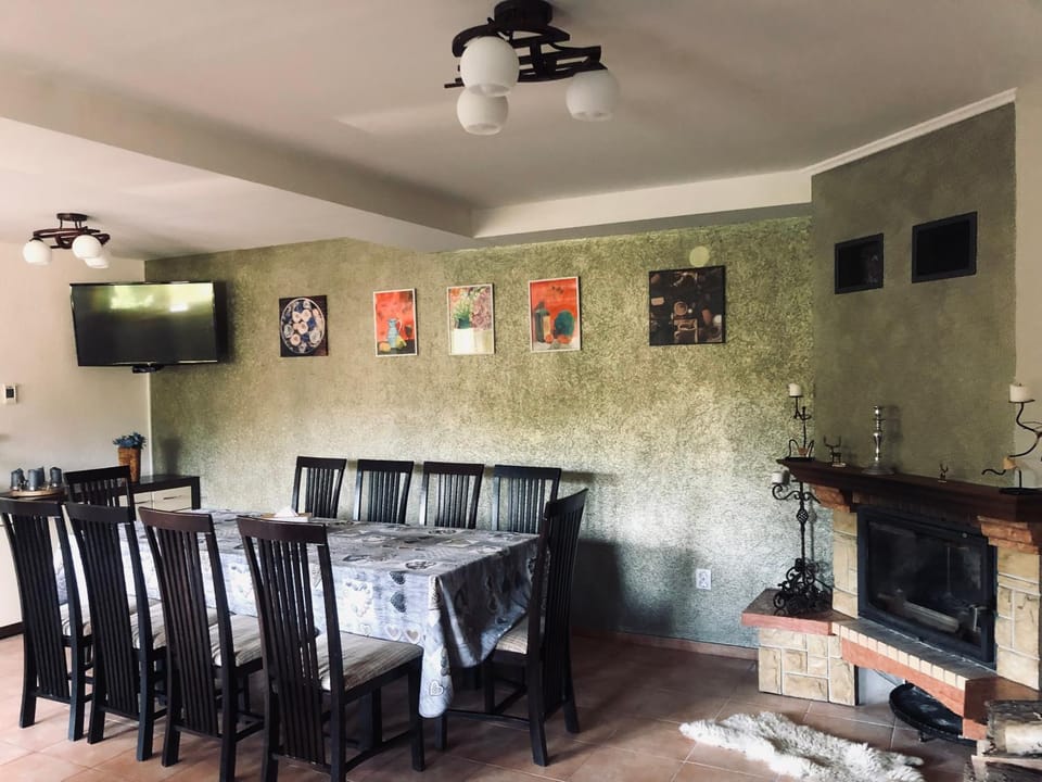 TV and multimedia, Living room, Seating area, Dining area, Evening entertainment, fireplace