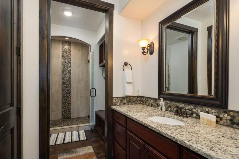 Luxury Downtown Rental (Hot Tub/Pet Friendly) - La Dolce Vita Villas #8 Apartment in Moab