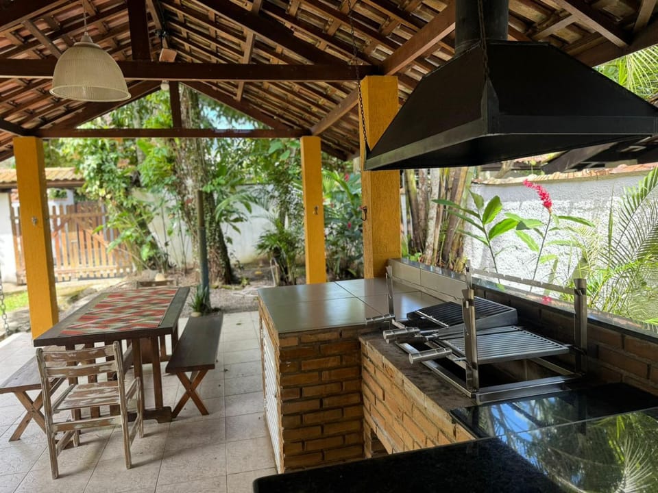 Casa Amarela House in São Sebastião