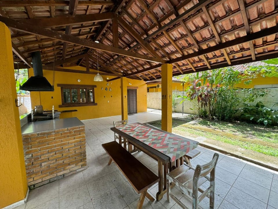Casa Amarela House in São Sebastião
