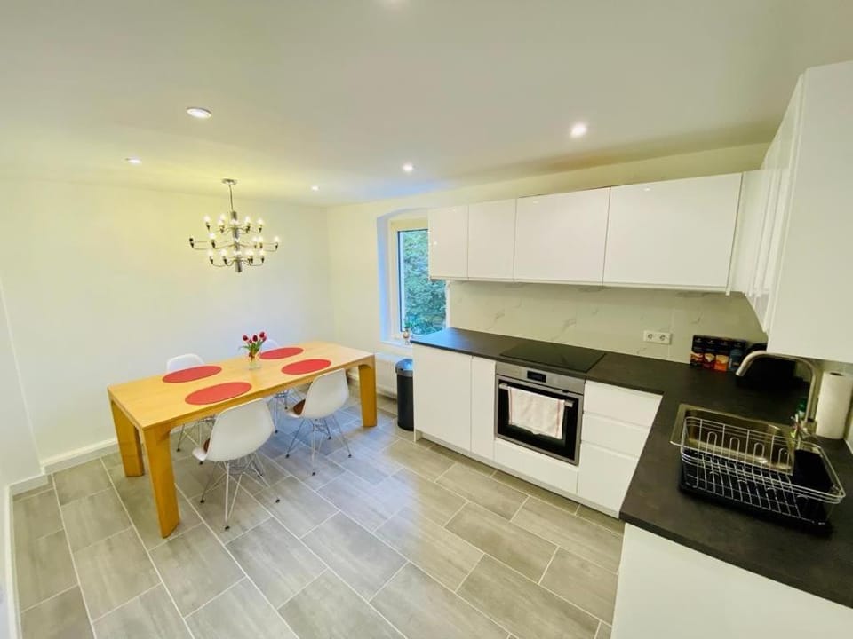 Cute Apartment - Detmold city center - large kitchen, bath, south facing balcony - free parking and wifi Apartment in Detmold