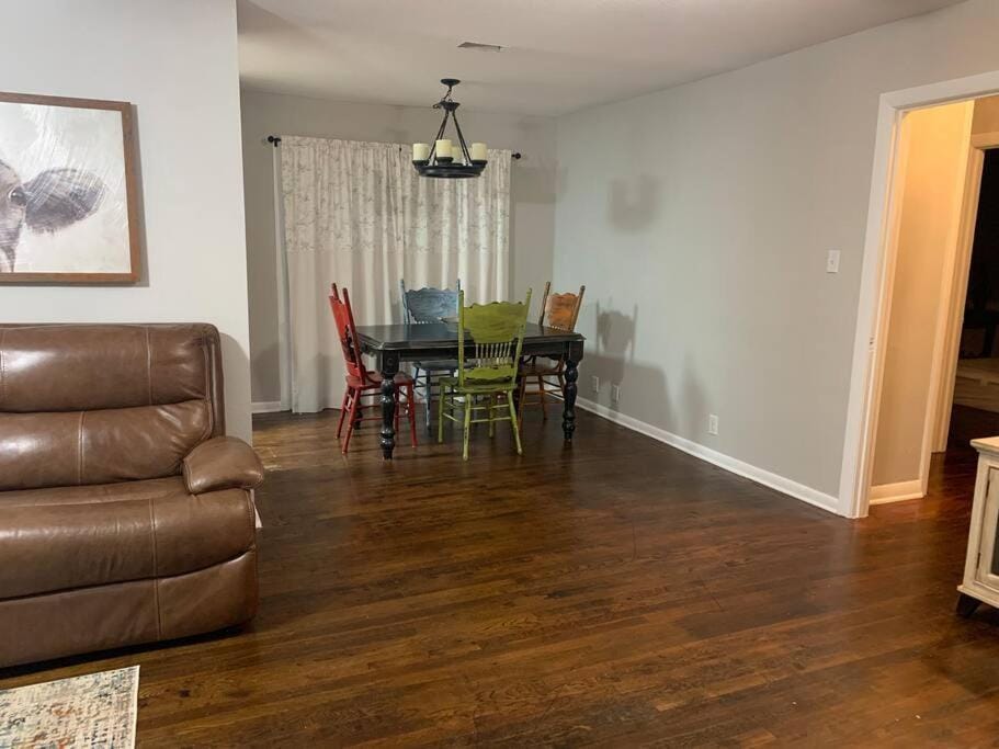 *3 blocks from AT&T Stadium* 2 bedroom-sleeps 6 House in Arlington