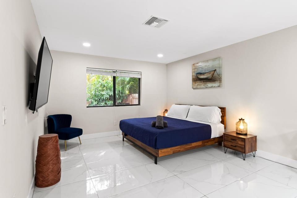 Bed, TV and multimedia, Photo of the whole room, Bedroom
