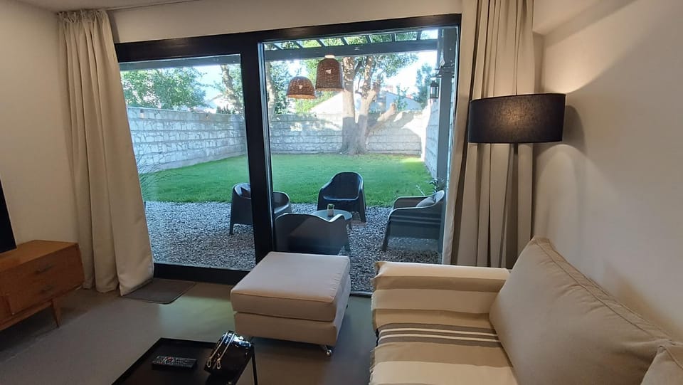TV and multimedia, Living room, Garden view