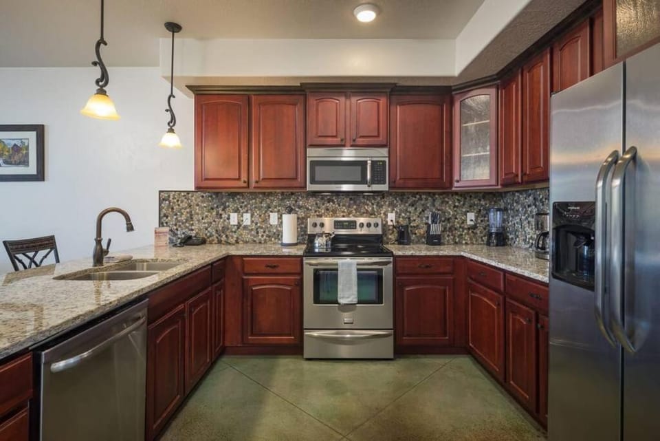 Luxury Downtown Rental (Hot Tub/Pet Friendly) - La Dolce Vita Villas #10 Apartment in Moab