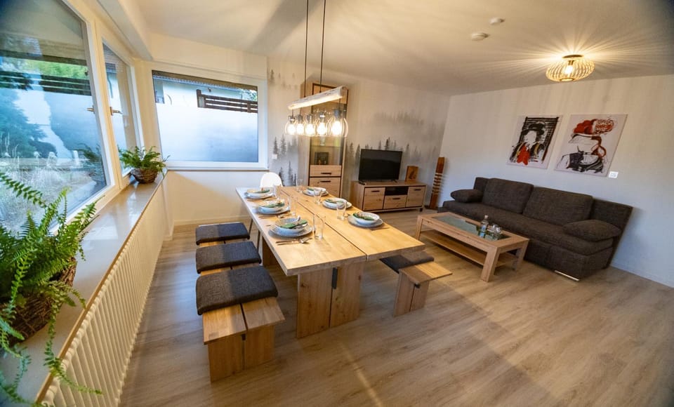 TV and multimedia, Living room, Seating area, Dining area
