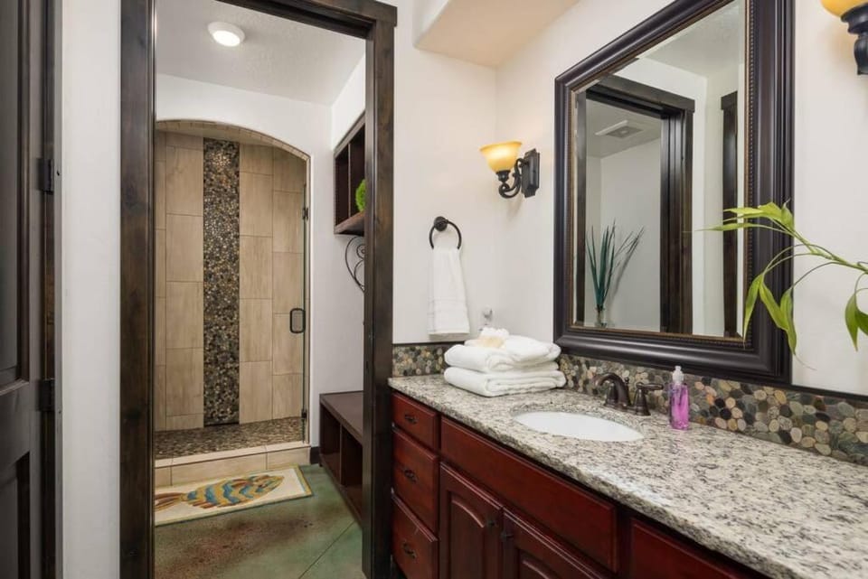 Luxury Downtown Rental (Hot Tub/Pet Friendly) - La Dolce Vita Villas #11 Apartment in Moab