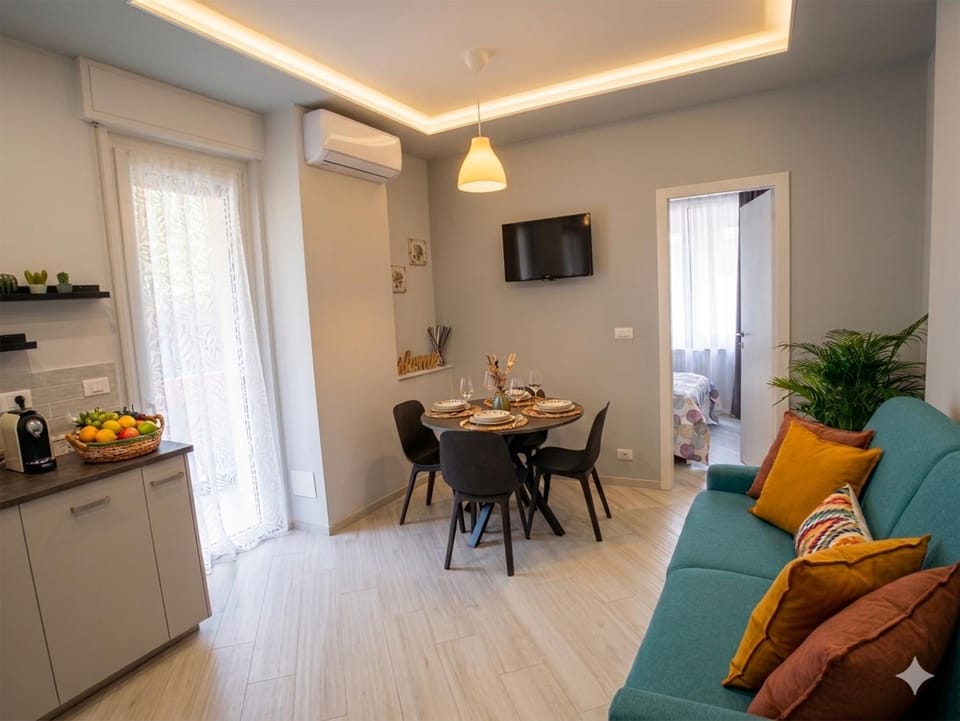 TV and multimedia, Kitchen or kitchenette, Living room, Seating area, Dining area