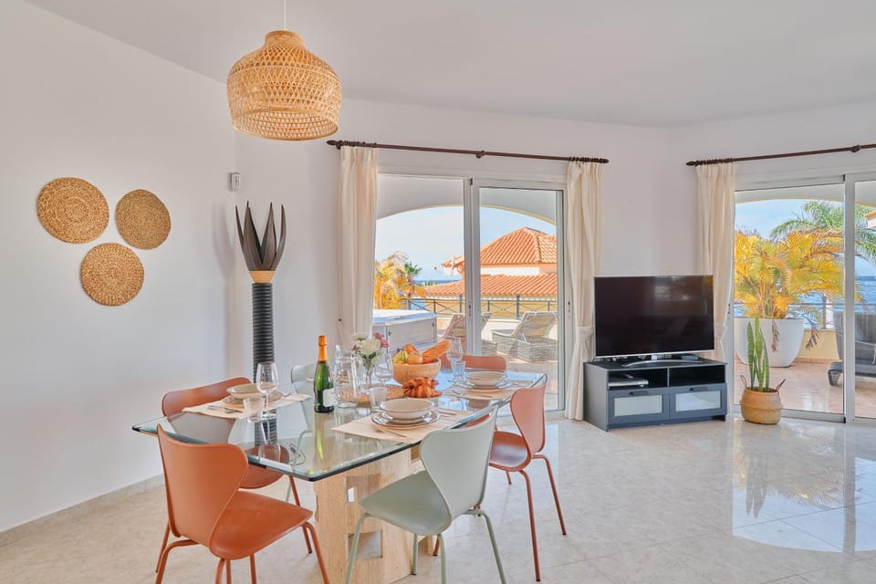 TV and multimedia, Living room, Seating area, Dining area