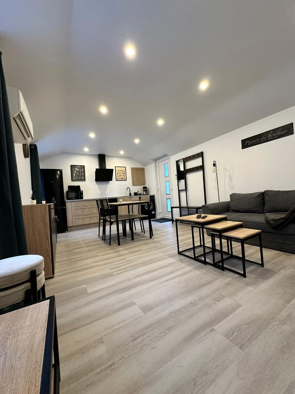 Kitchen or kitchenette, Living room, Seating area, Dining area, oven, pet friendly, air conditioner