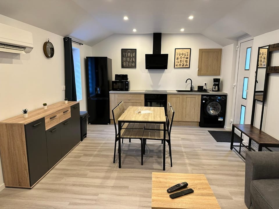Kitchen or kitchenette, Dining area, minibar, oven, pet friendly, stove, toaster, washing machine, dryer, air conditioner