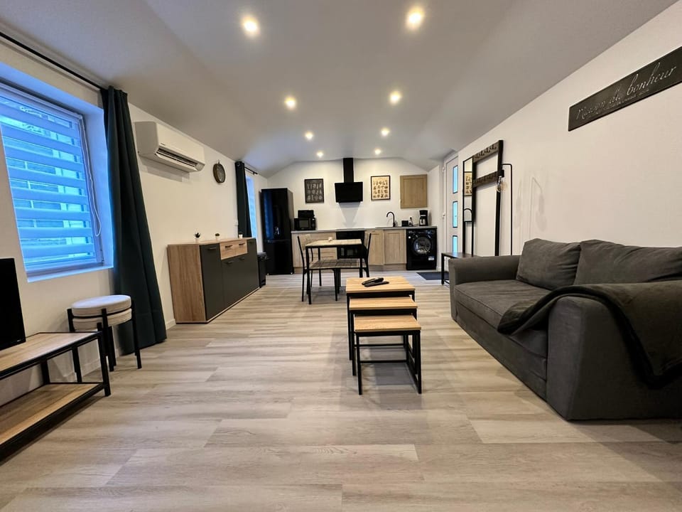 Bed, TV and multimedia, Living room, Seating area, air conditioner