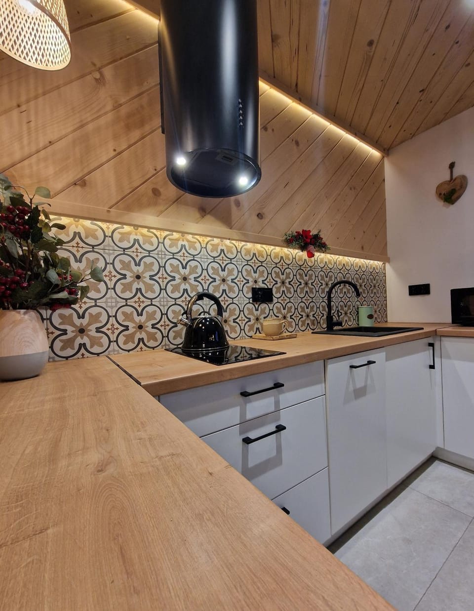 Coffee/tea facilities, Kitchen or kitchenette, stove