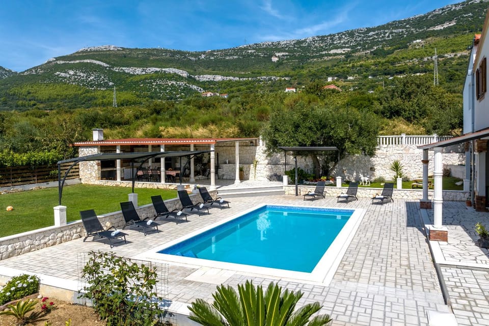 Property building, Pool view, Swimming pool, Swimming pool, sunbed