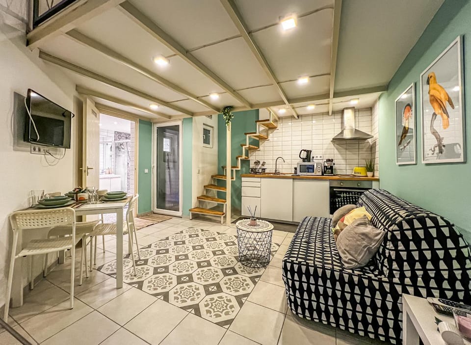 TV and multimedia, Kitchen or kitchenette, Living room, Dining area, oven, stove