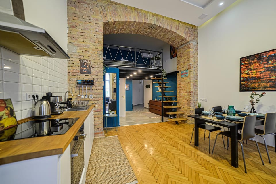 Coffee/tea facilities, Kitchen or kitchenette, Living room, Dining area