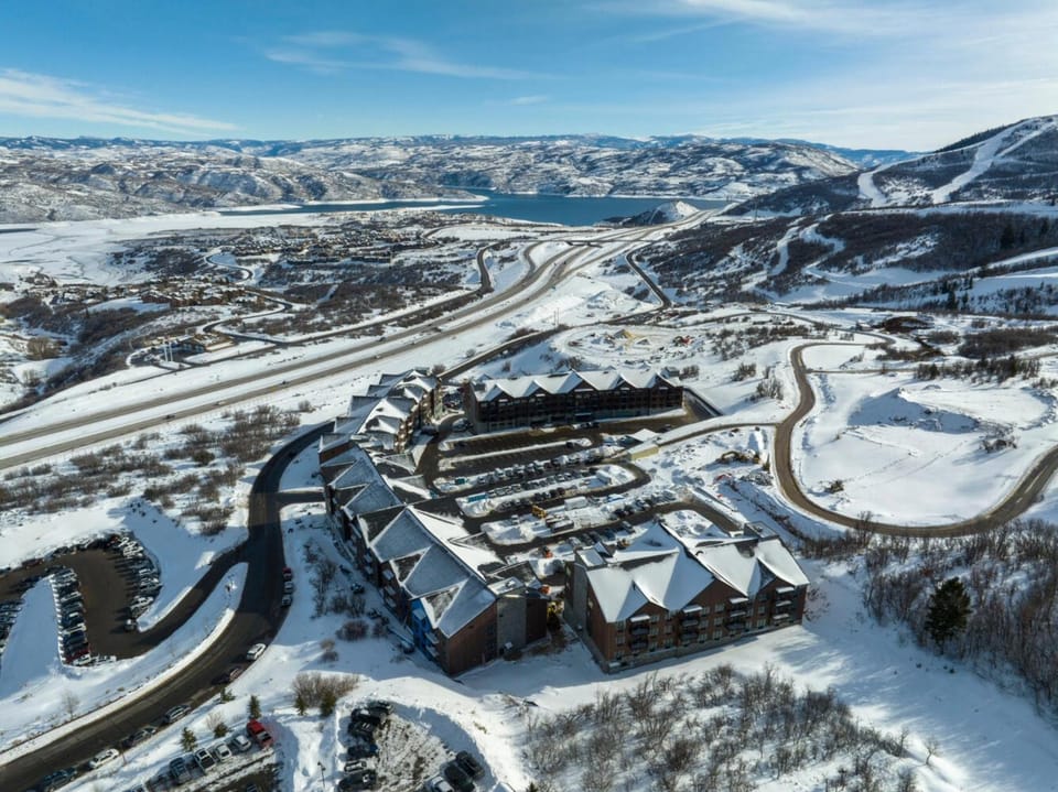 Nearby landmark, Neighbourhood, Bird's eye view, Winter, Skiing, Skiing, View (from property/room), Mountain view