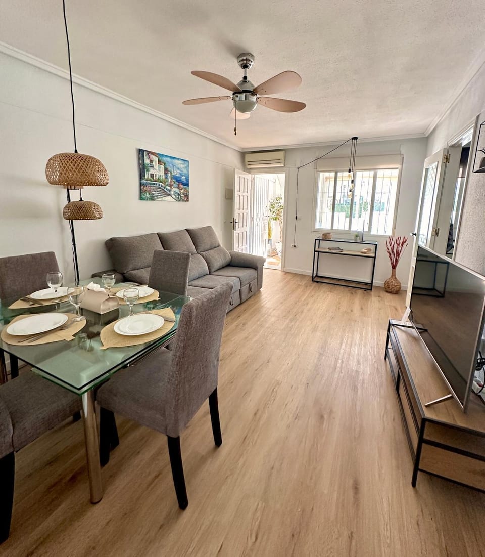 TV and multimedia, Living room, Seating area, Dining area