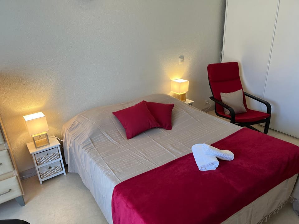 Photo of the whole room, Bedroom