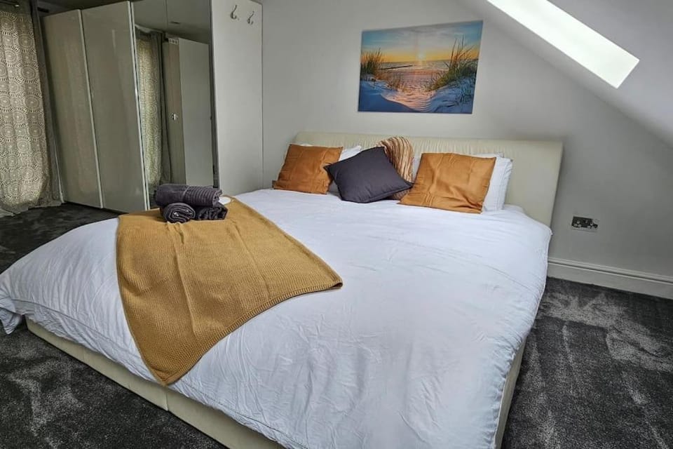 Cozy & Elegant 4 Bedroom Home Near Wembley House in Edgware