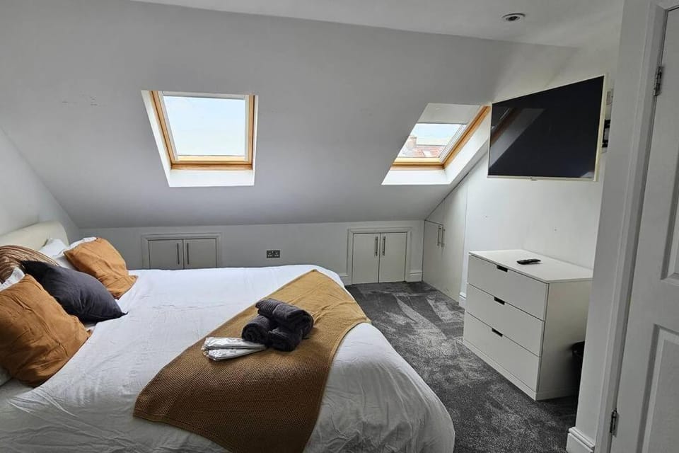 Cozy & Elegant 4 Bedroom Home Near Wembley House in Edgware