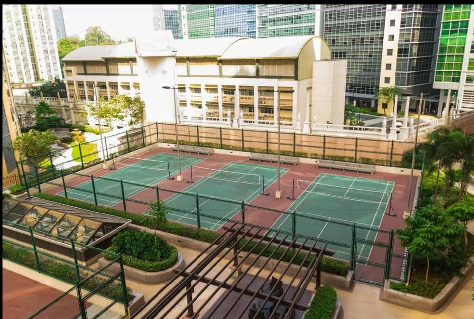 Venice Luxury Residence linked to Venice Mall, nr NAIA Apartment in Makati