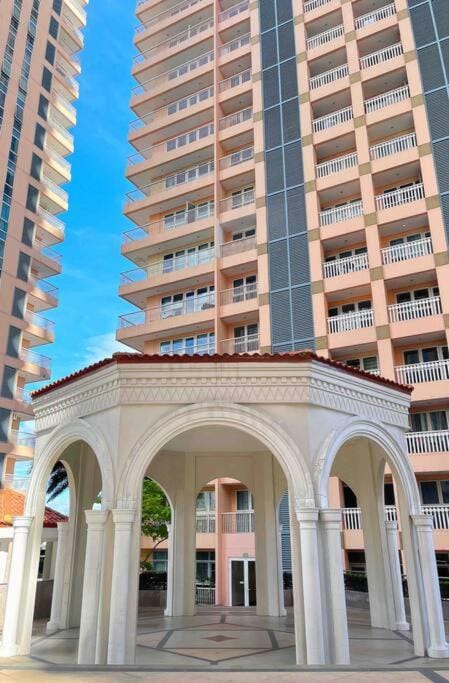 Venice Luxury Residence linked to Venice Mall, nr NAIA Apartment in Makati