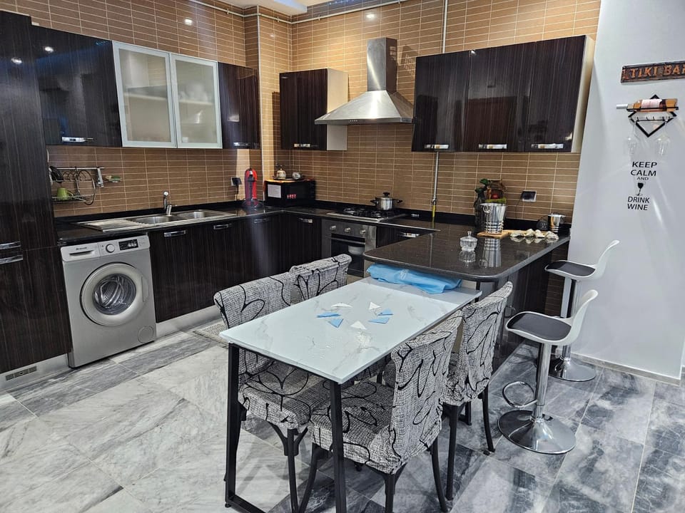Kitchen or kitchenette, Dining area, minibar, stove, washing machine