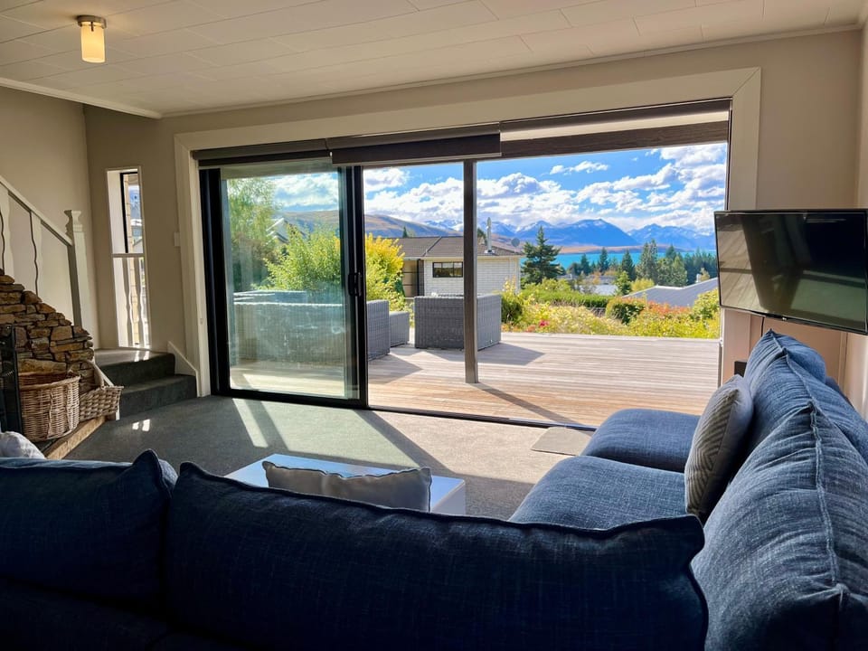 Patio, TV and multimedia, Living room, Seating area, Lake view, Mountain view, Location, fireplace