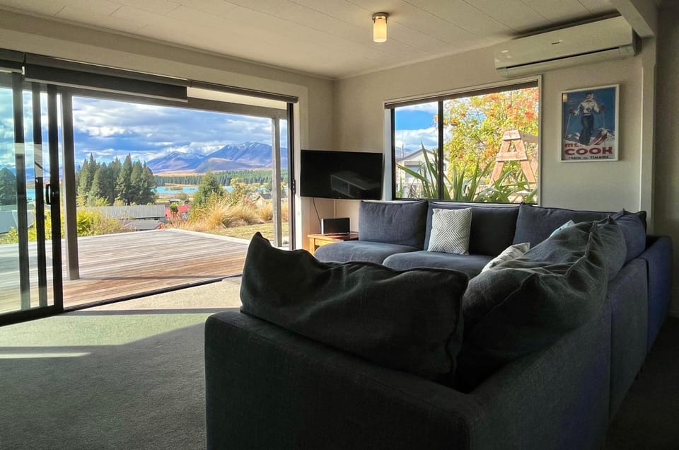 Patio, TV and multimedia, Living room, Lake view, Mountain view