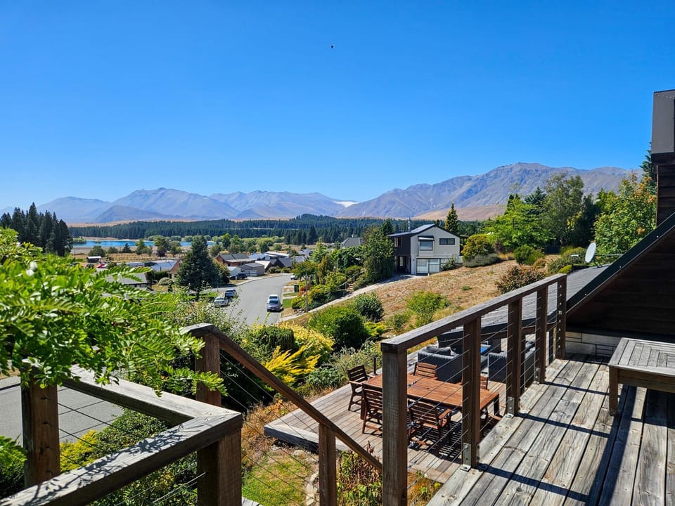 Patio, Seating area, Dining area, Lake view, Mountain view, Location
