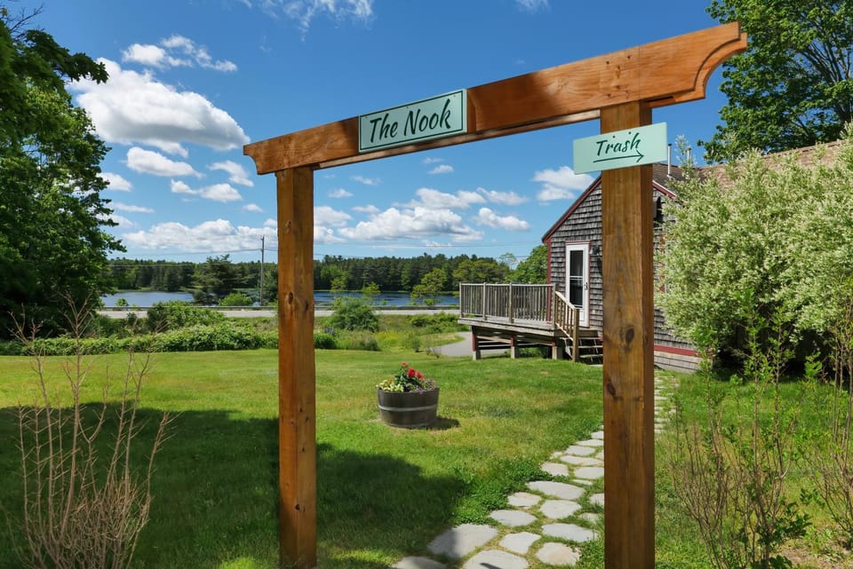 Cozy Pond Side Cottage in Bar Harbor x The Nook x House in Salsbury Cove