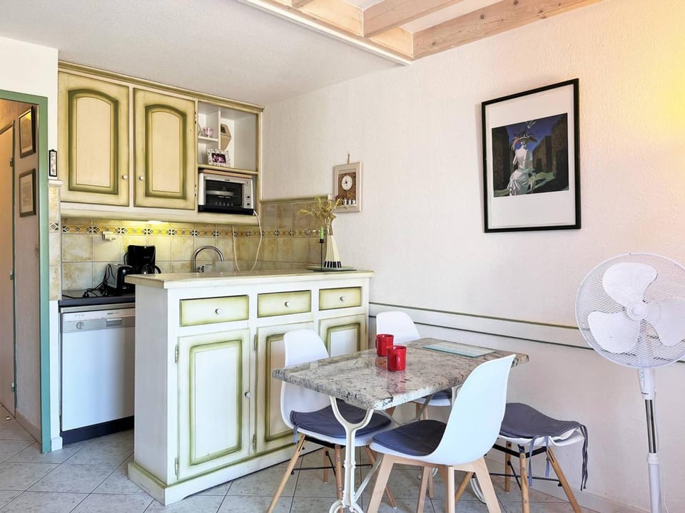 Duplex familial avec terrasse, proche plage, parking privé - 4 couchages, Le Lavandou - FR-1-251-541 Apartment in Le Lavandou