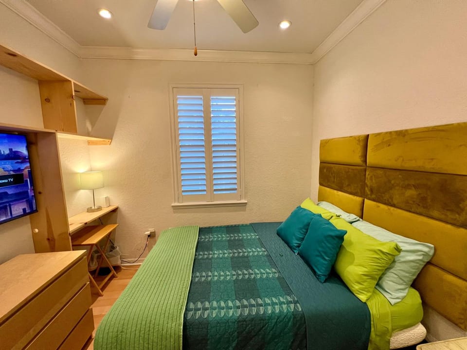 The Scandinavian Contemporary Goud & Blauw Vacation rental in Winter Haven