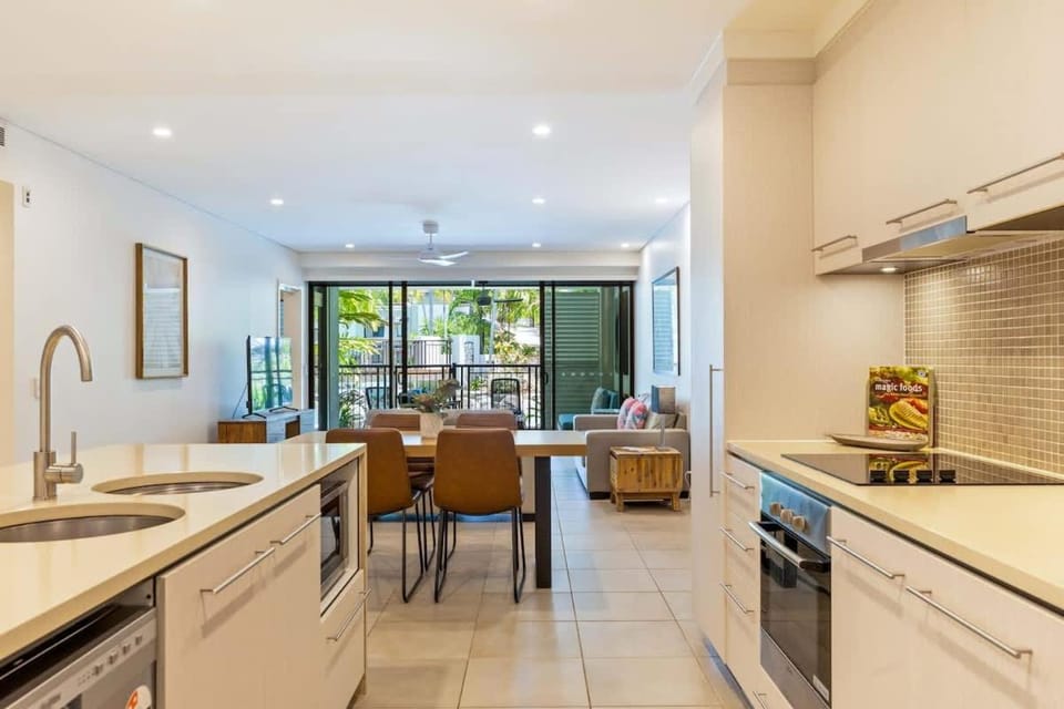 'The Palms' Swim-out Comfort meets Tropical Charm Apartment in Port Douglas