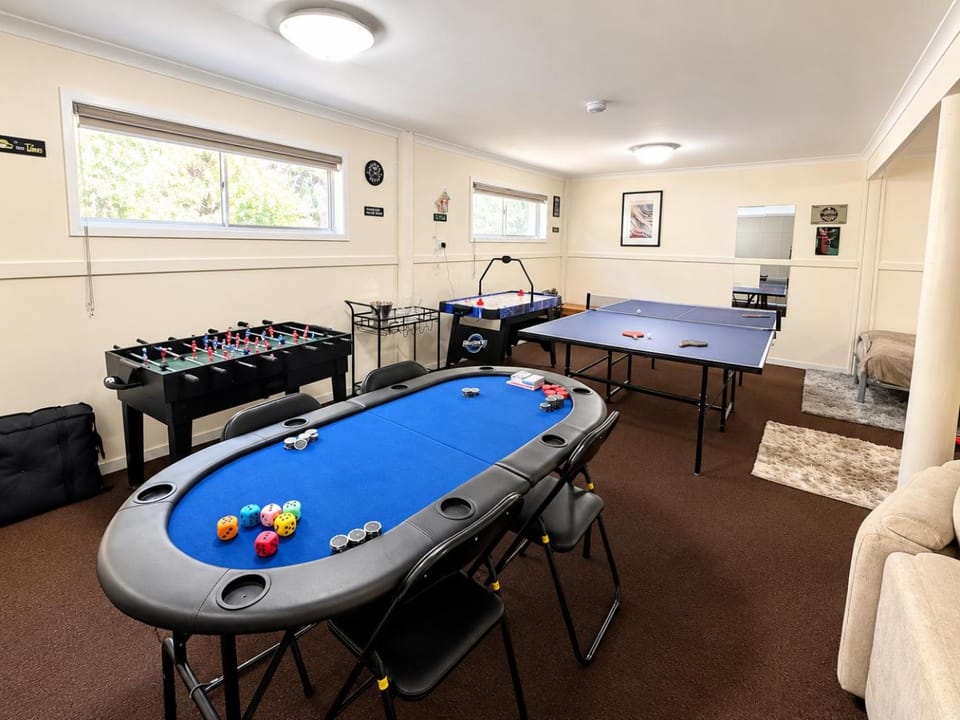 Carlenes Getaway Lake Views, Beach & Games Hub House in Loch Sport