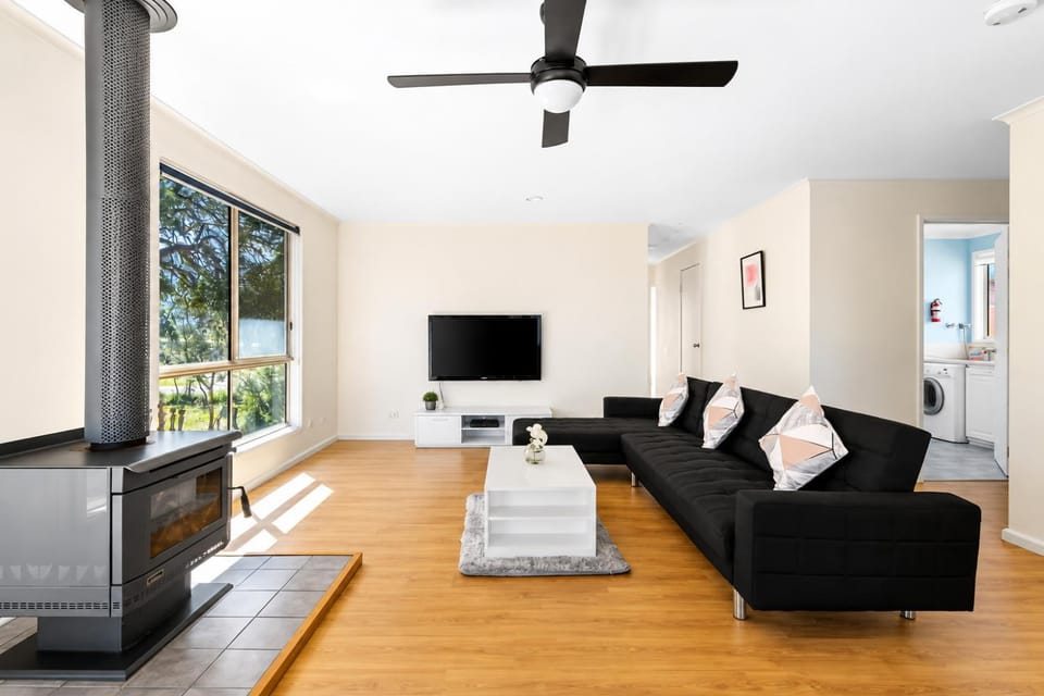 Carlenes Getaway Lake Views, Beach & Games Hub House in Loch Sport