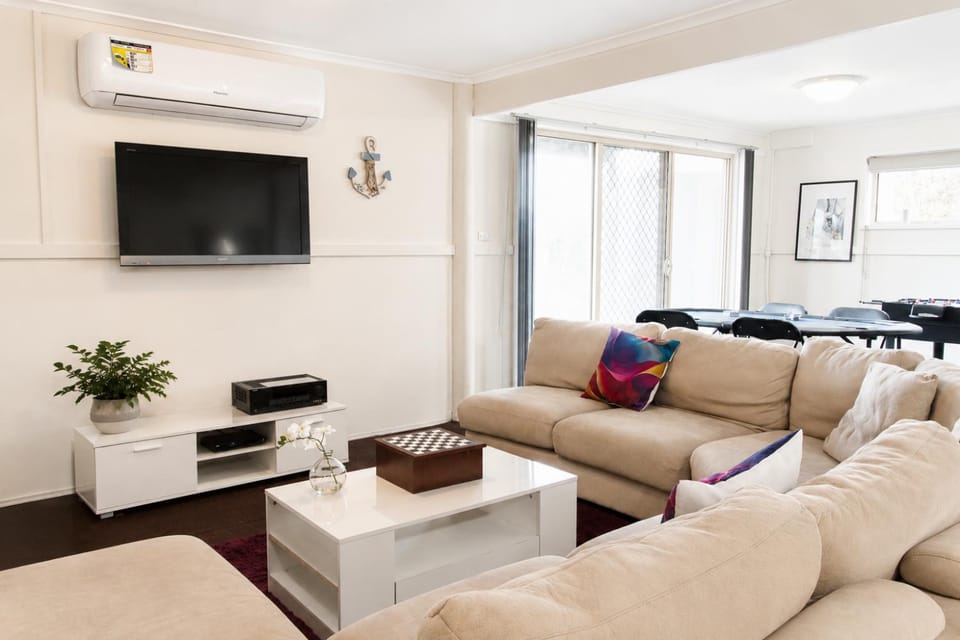 Carlenes Getaway Lake Views, Beach & Games Hub House in Loch Sport
