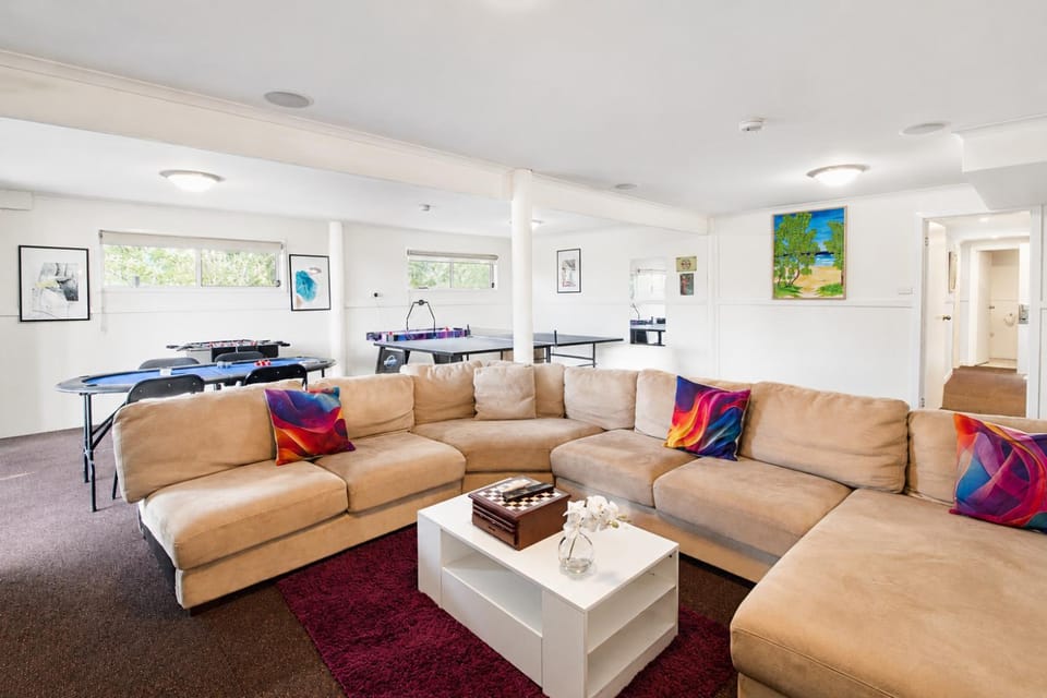 Carlenes Getaway Lake Views, Beach & Games Hub House in Loch Sport