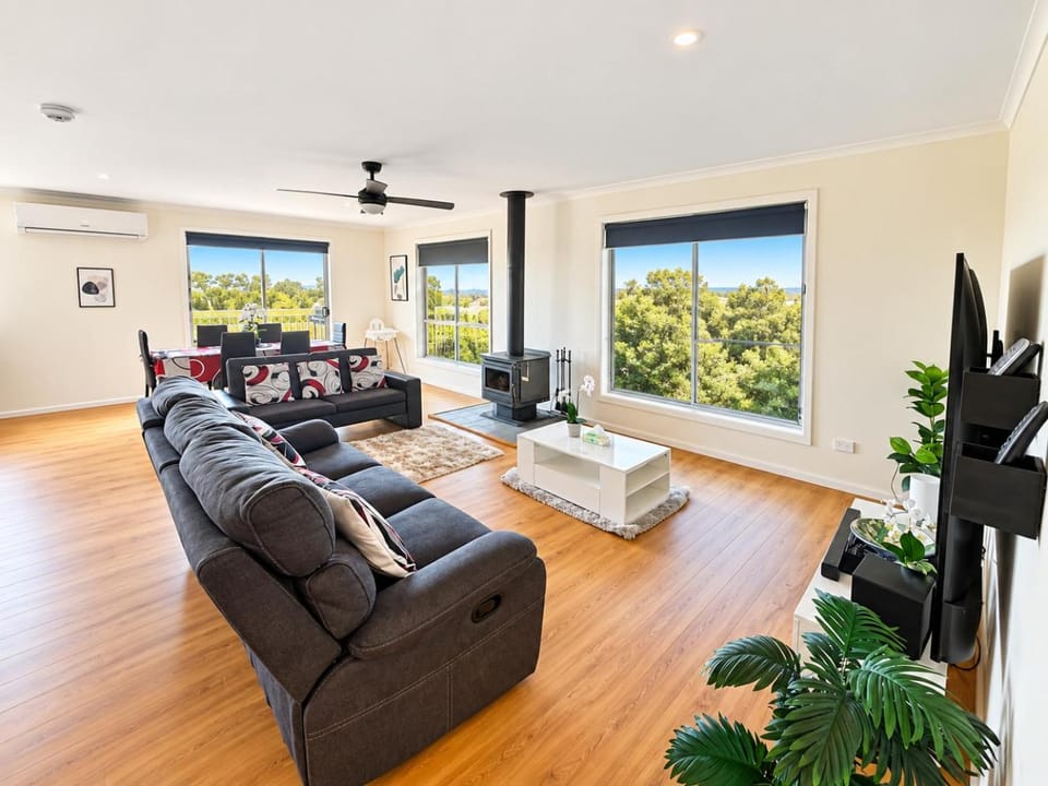 Carlenes Getaway Lake Views, Beach & Games Hub House in Loch Sport