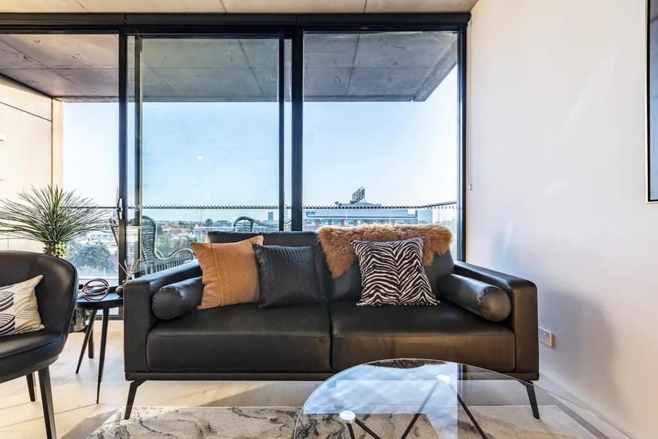Bridge Rd Work, Rest & Play in Bustling Richmond Apartment in Melbourne