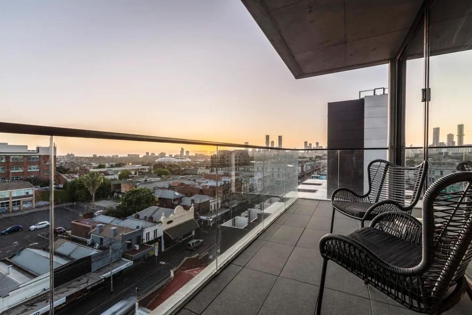 Bridge Rd Work, Rest & Play in Bustling Richmond Apartment in Melbourne