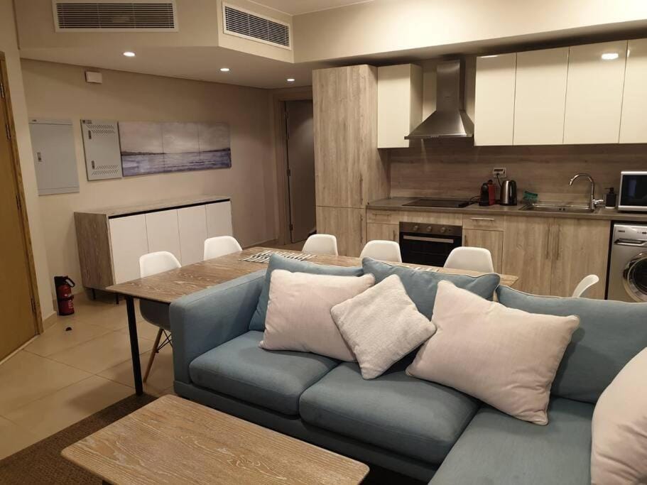 Kitchen or kitchenette, Living room, Seating area, Dining area, minibar, oven, pet friendly, stove