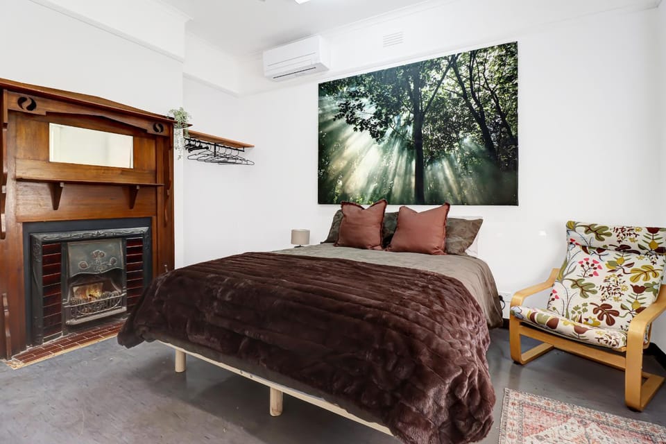 Bed, Photo of the whole room, Seating area, Bedroom