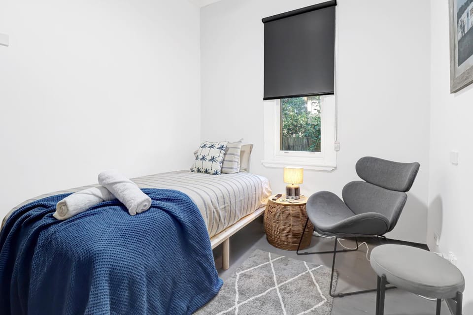 Bed, Photo of the whole room, Seating area, Bedroom, hair dresser