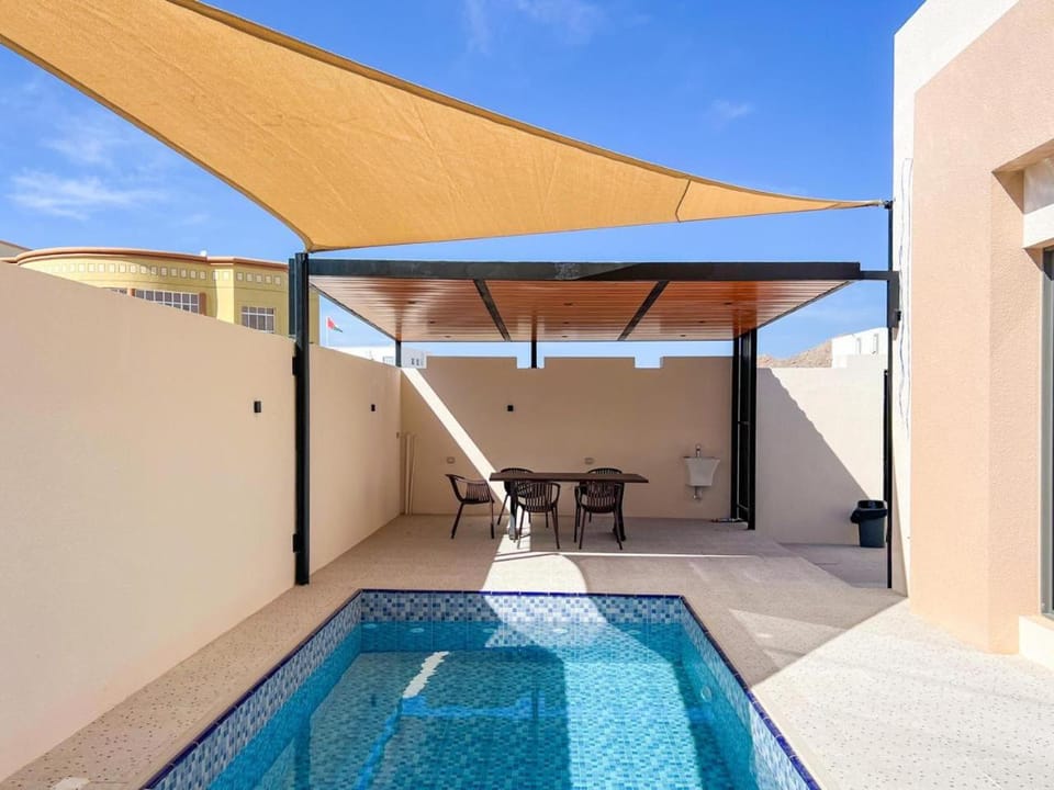Day, Swimming pool