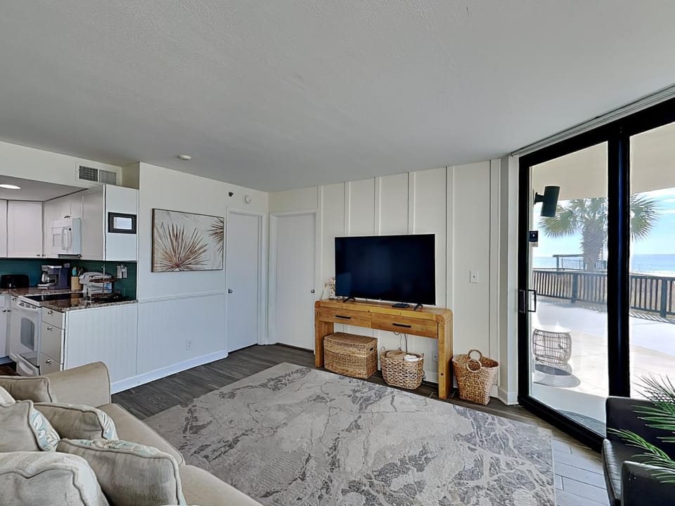 TV and multimedia, Kitchen or kitchenette, Living room, Seating area, Sea view, air conditioner