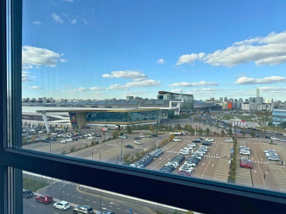 Property building, Day, Neighbourhood, City view, Location, Parking