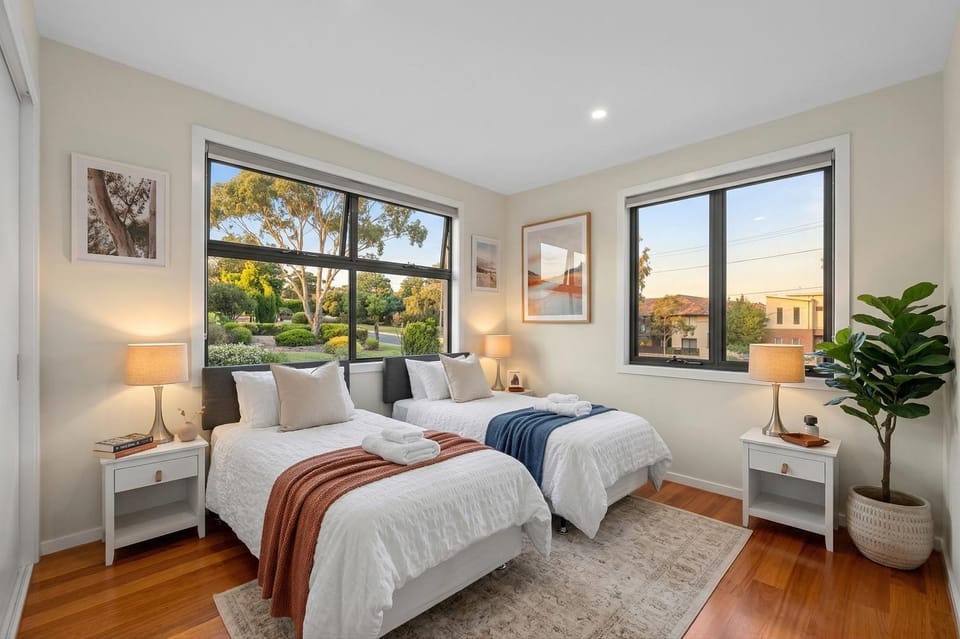 Modern 3BR Home Near Medway Golf Club, Highpoint & Melbourne CBD House in Melbourne